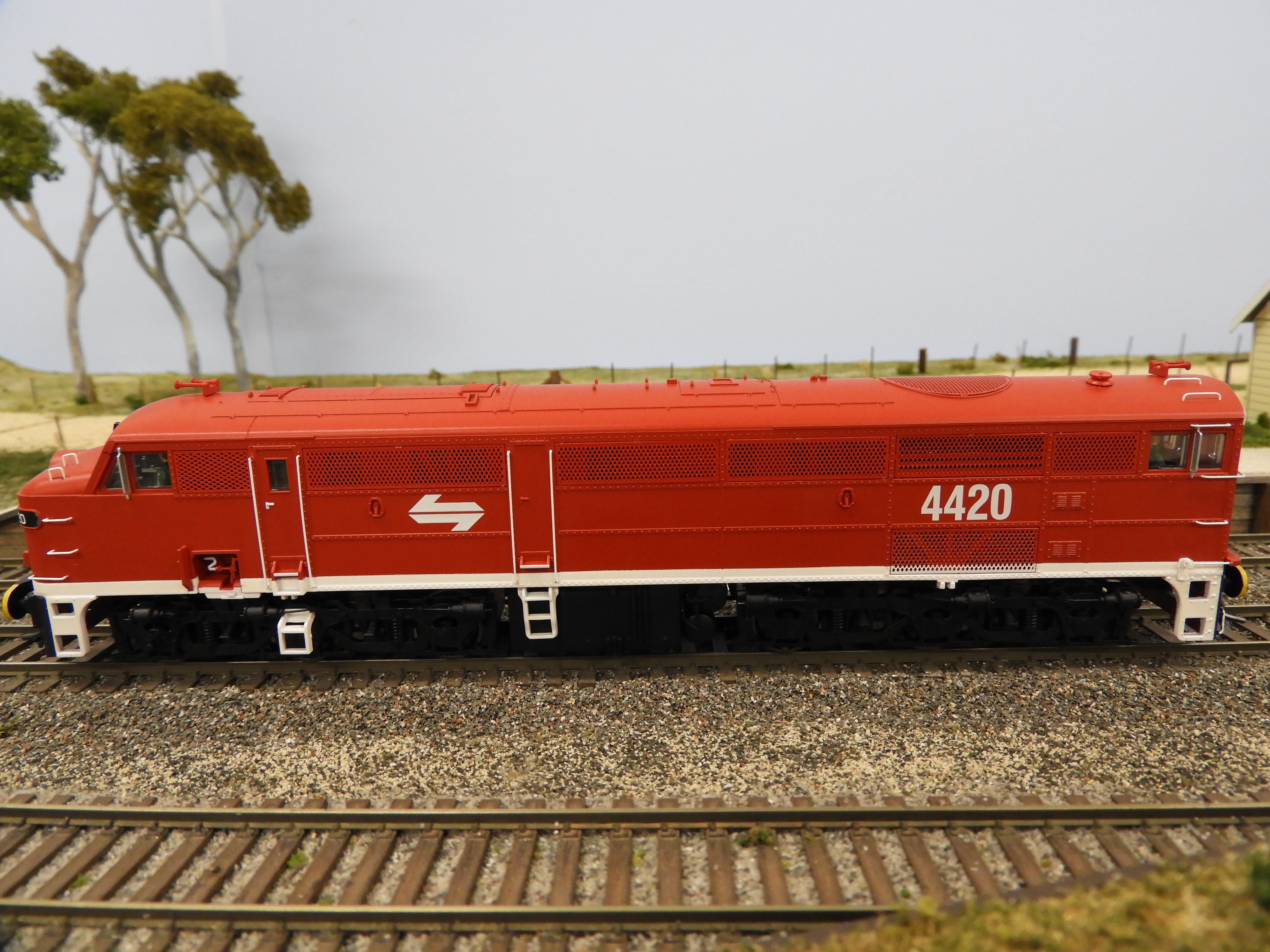 HO Scale REVERSE YELLOW -Deep Indian Red 44 Class Locomotive 4465 TrainOrama 